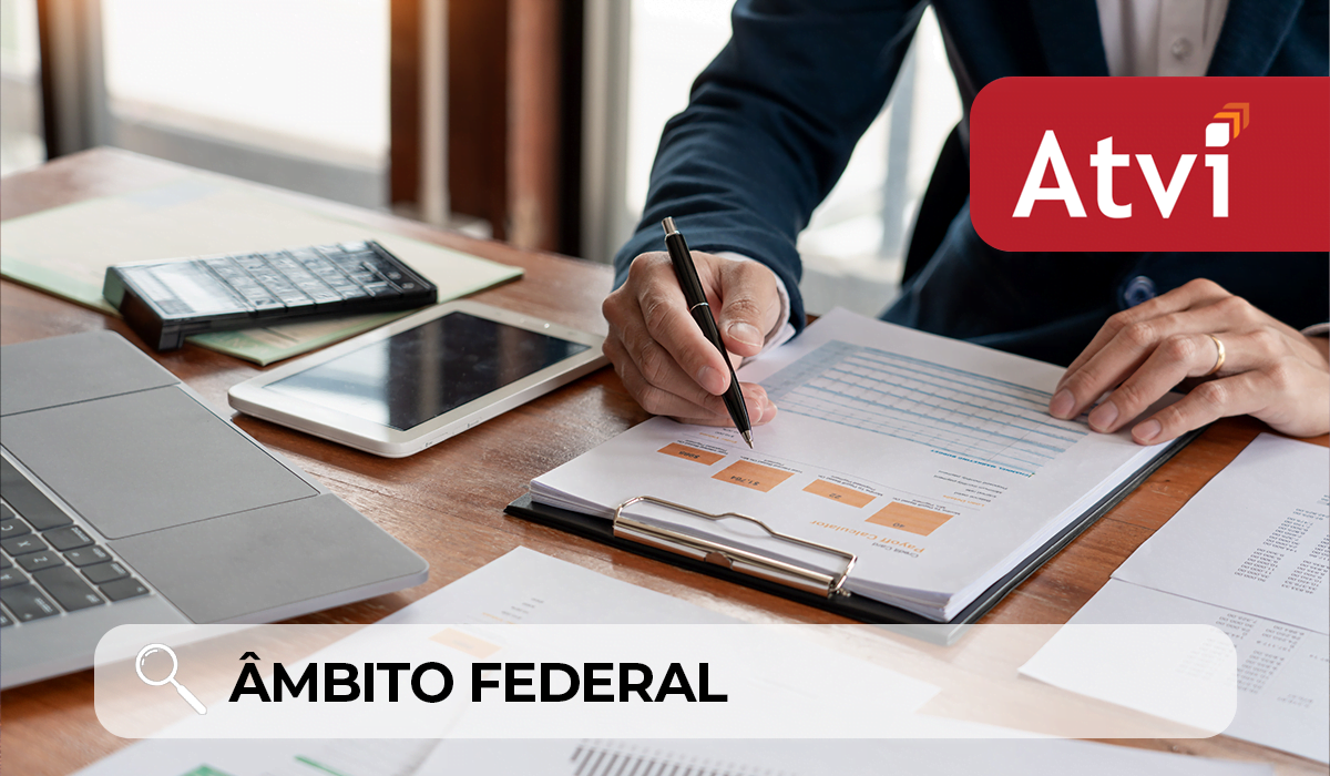 Um profissional do setor fiscal realizando a auditoria fiscal